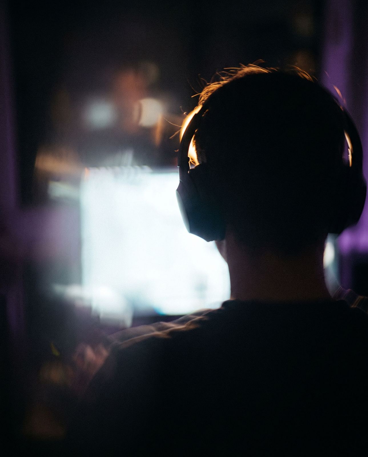 Streamer setzt die Kopfhörer auf, Sekunden vor dem Go-Live